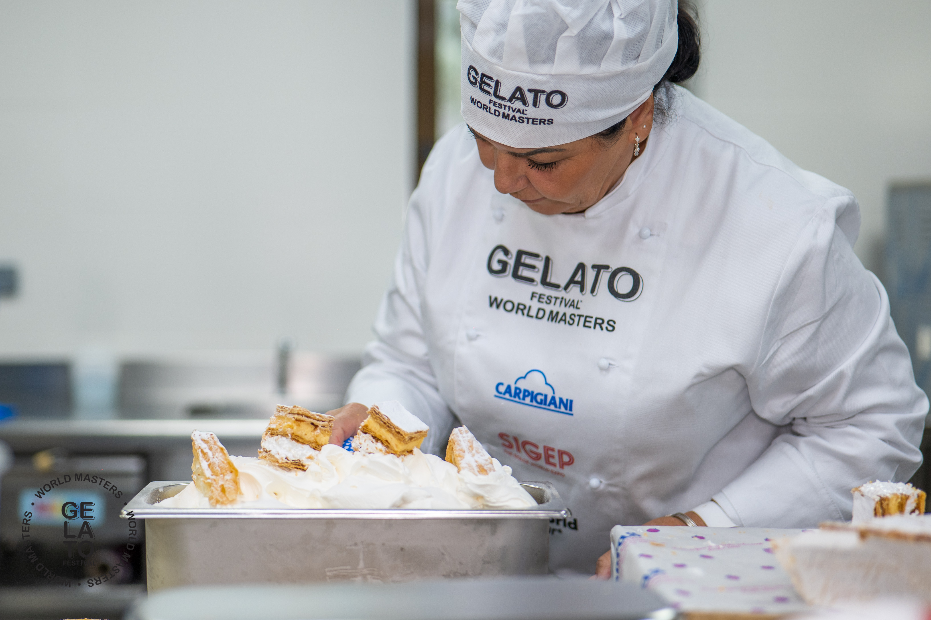 Gelatiera al lavoro - decorazione vaschetta